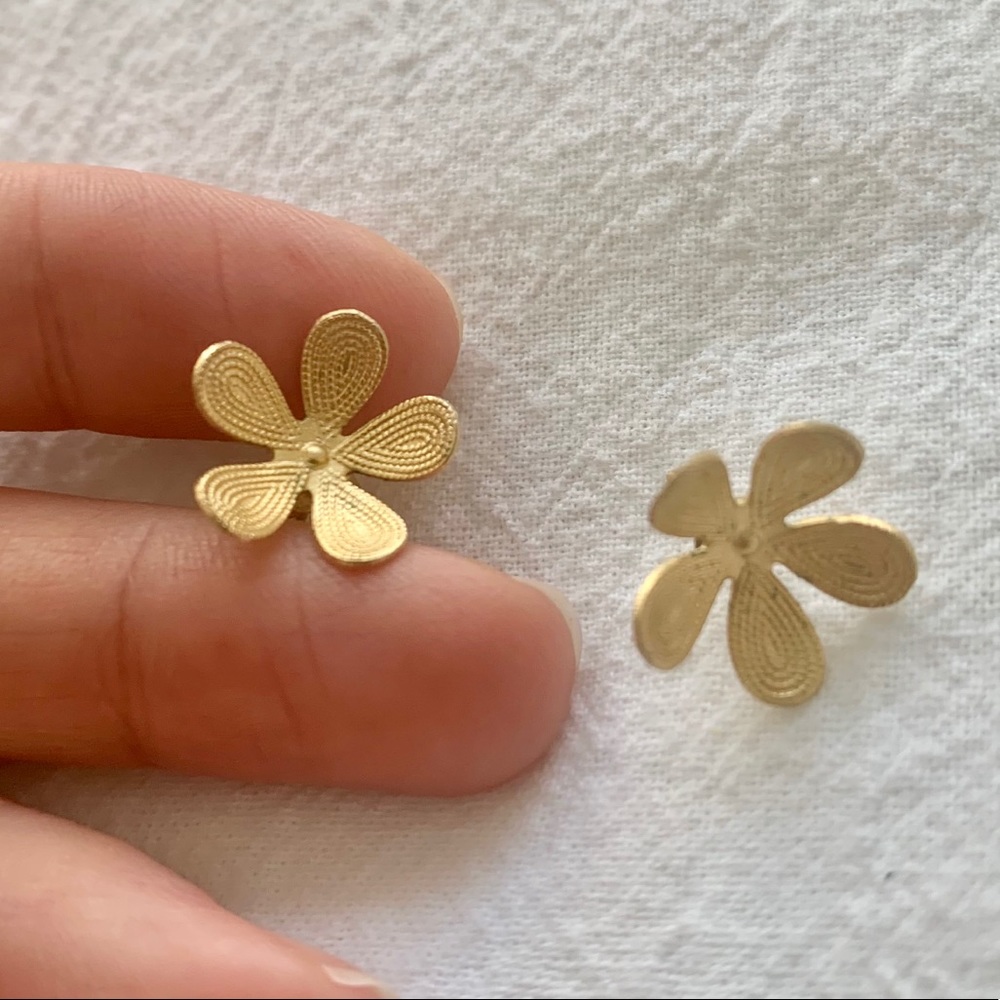Stunning handmade gold flower earrings (Etsy)